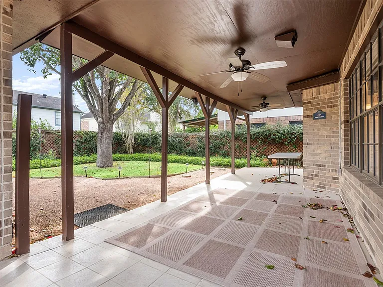 2415 Parkwood Ln — Photo 33