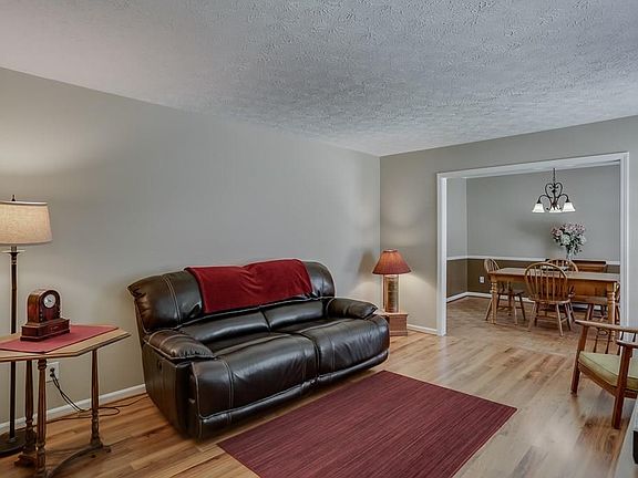 4th image of 461 Little John Dr