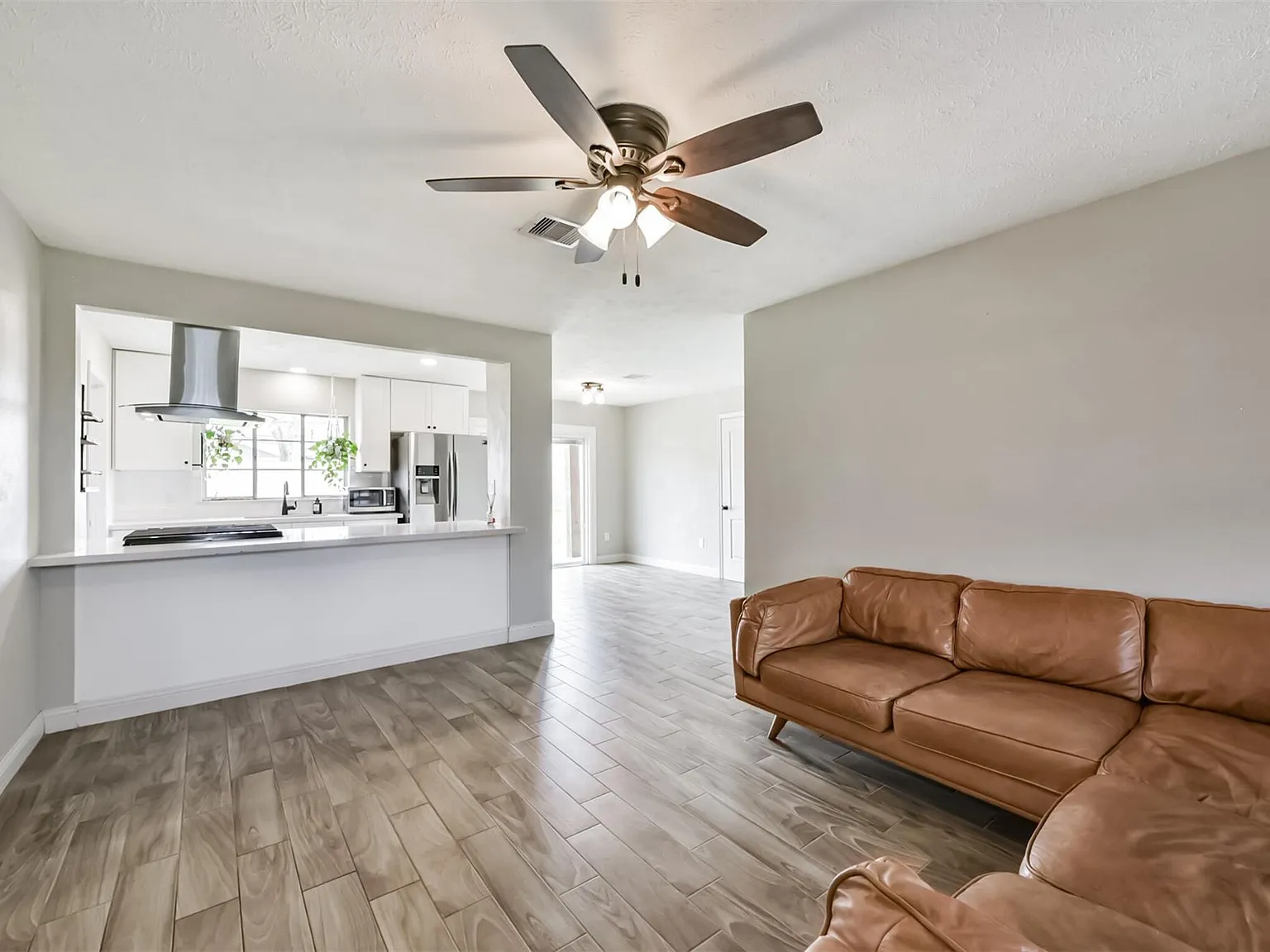 4 bed, 2.0 bath, 1350 sqft, $2,600 — Photo 4