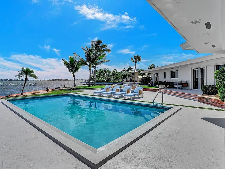 9101 N Bayshore Dr — Photo 5