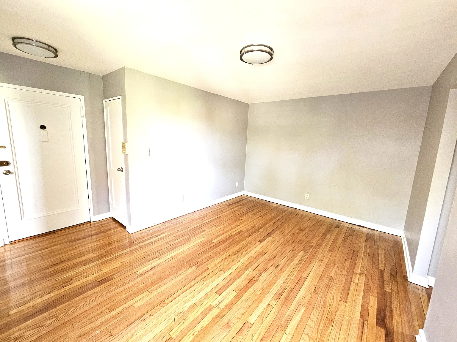 1 bed, 900 sqft, $2,100 — Photo 3
