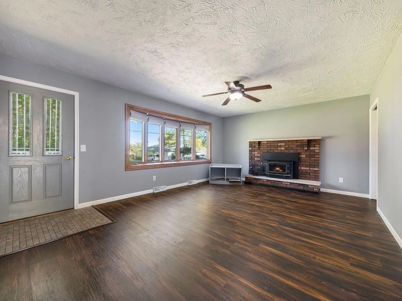 1024 Lakeview Dr — Photo 3