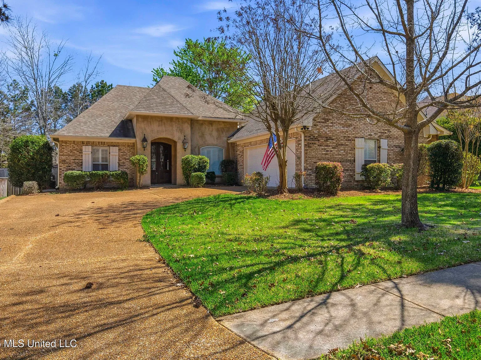 3 bed, 2.0 bath, 1988 sqft, $2,600 — Photo 2