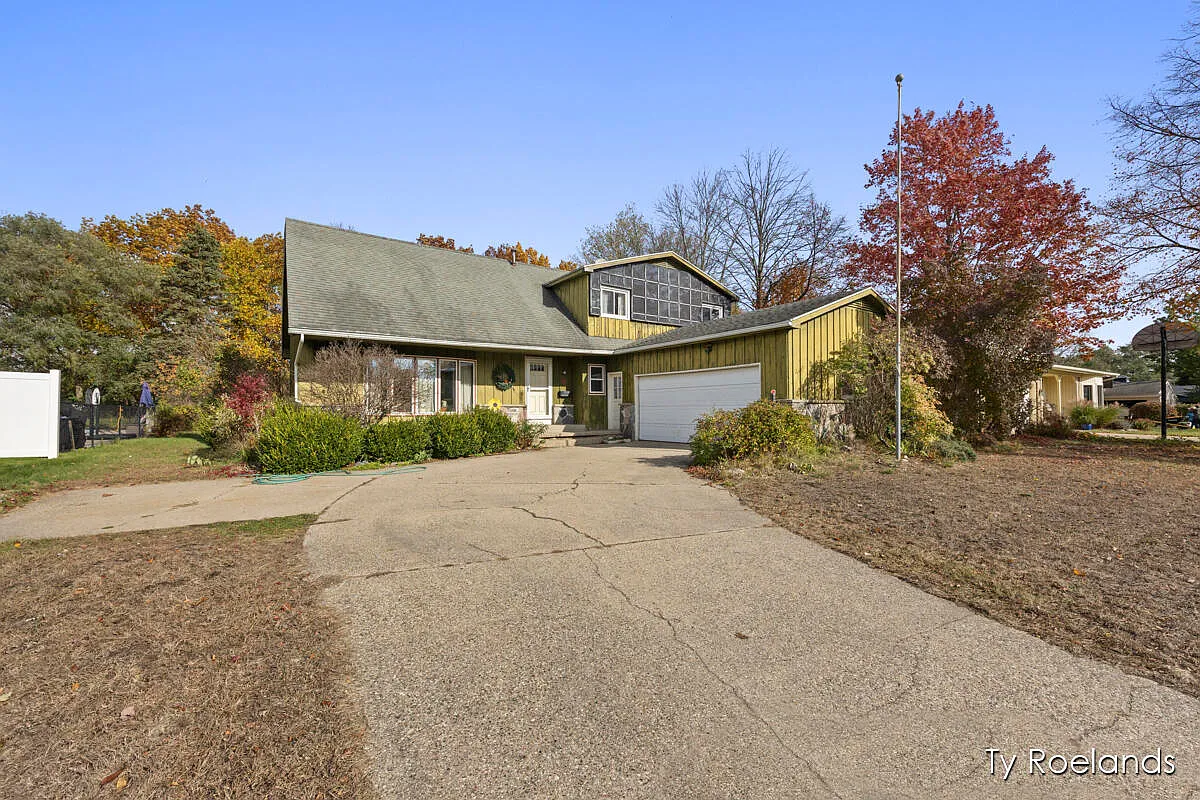 3325 Tomahawk Dr SW photo 1