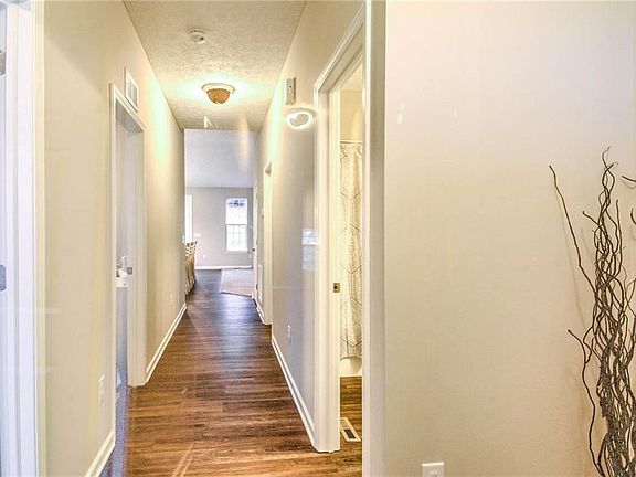3rd image of 248 Oakview Cir