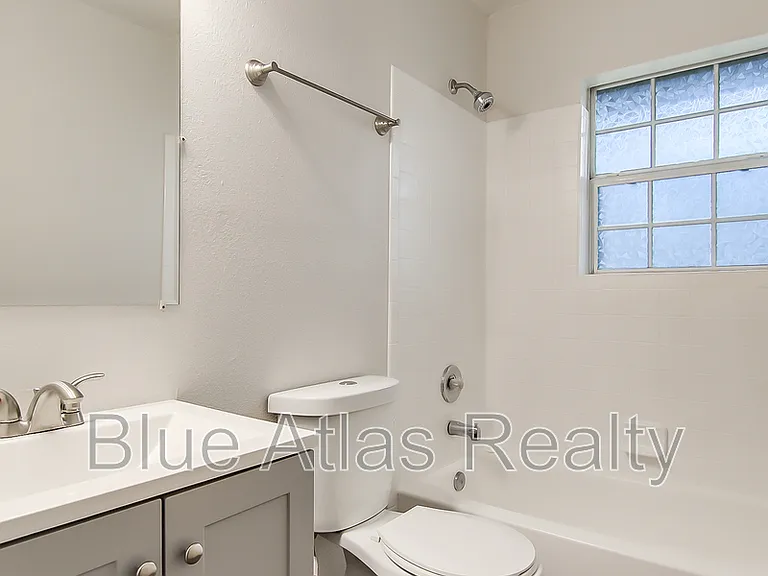 702 Catherine Ln — Photo 15