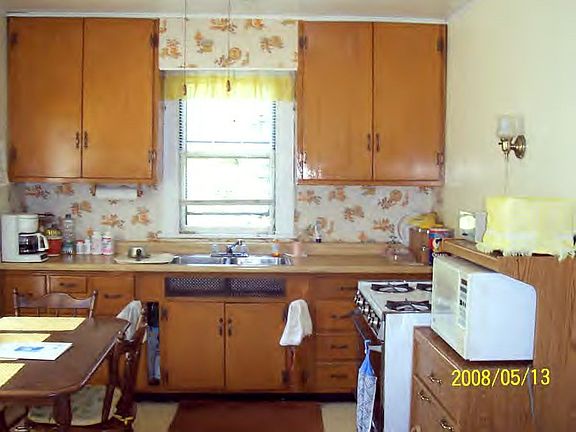 Sunny eat-in kitchen