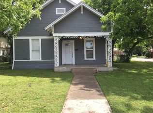 1007 S Caddo St, Cleburne, TX 76031