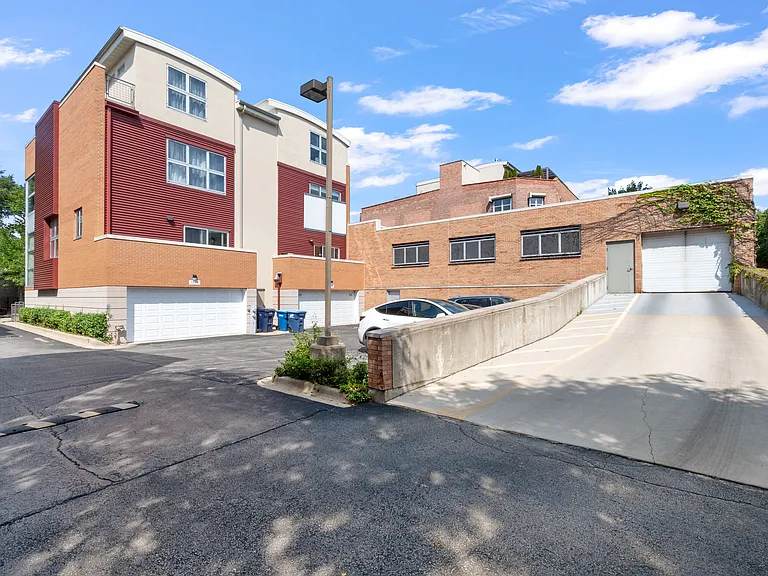 2111 W Churchill St #306 — Photo 25