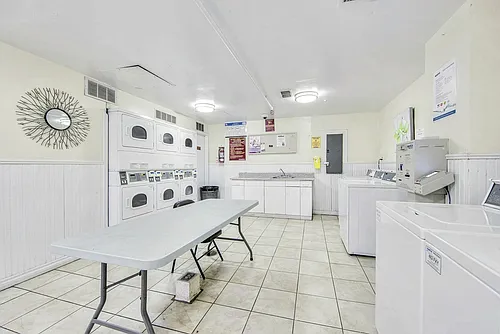 199 Queen Mary Dr Photo 1