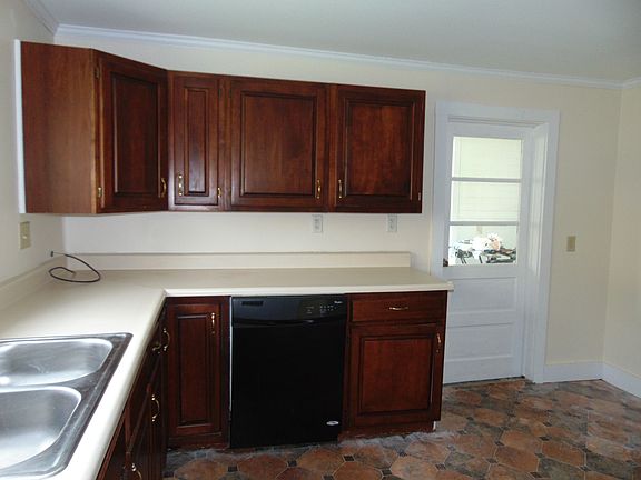 5th image of 496 E Main St