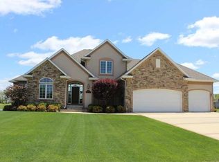 560 Evergreen Ln, Robins, IA 52328