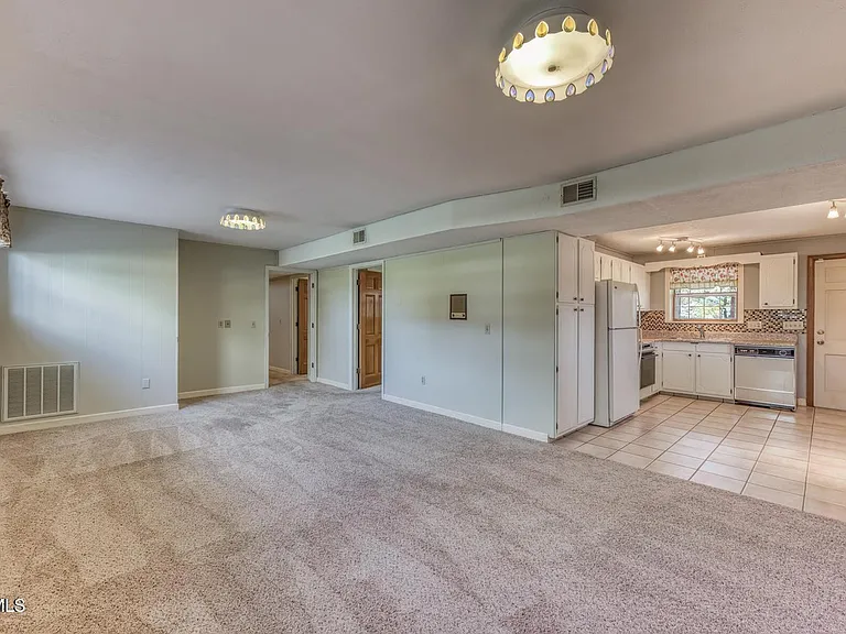 908 Meadow Ln — Photo 27