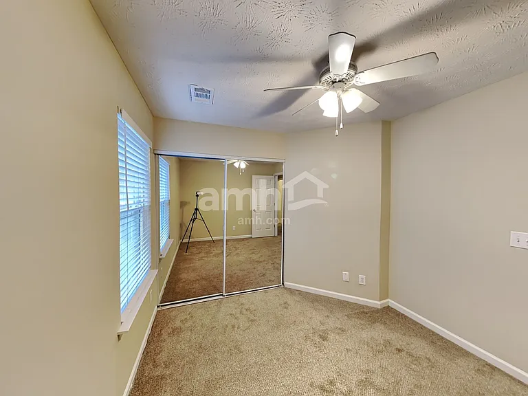 930 W Oaks Dr — Photo 17