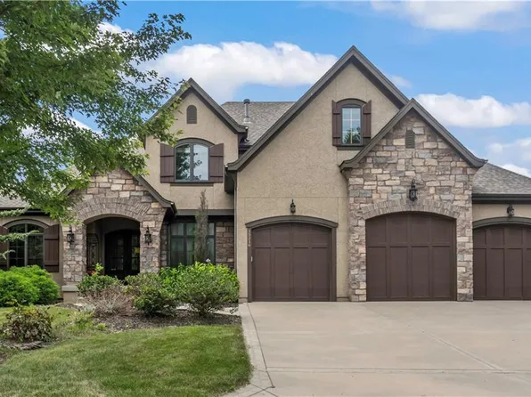 15216 Perry St, Overland Park, KS 66221