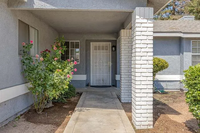 6205 N Barcus Ave — Photo 3