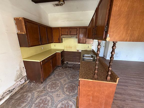 5th image of 4715 Cartwright St