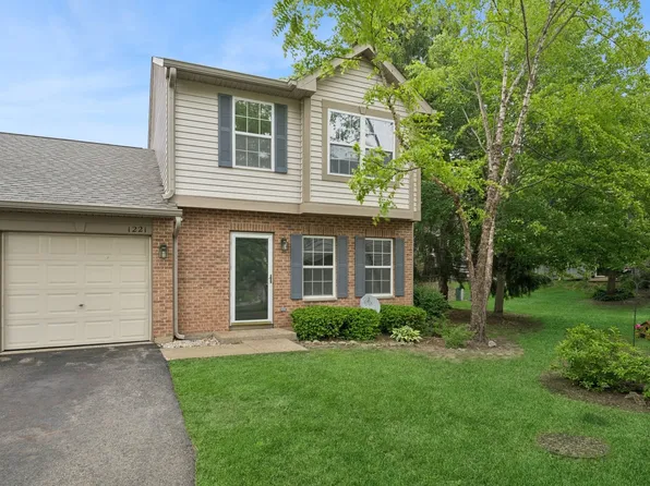 1221 N Village Dr, Round Lake Beach, IL 60073