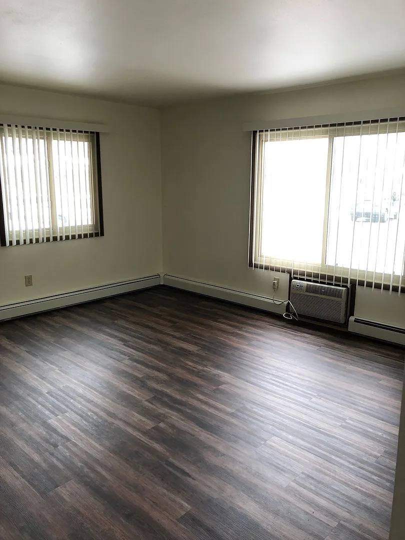 Browns Court Apartments — Photo 4