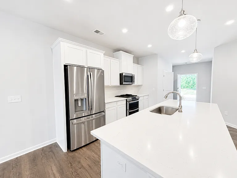 717 Isleworth Ln — Photo 3