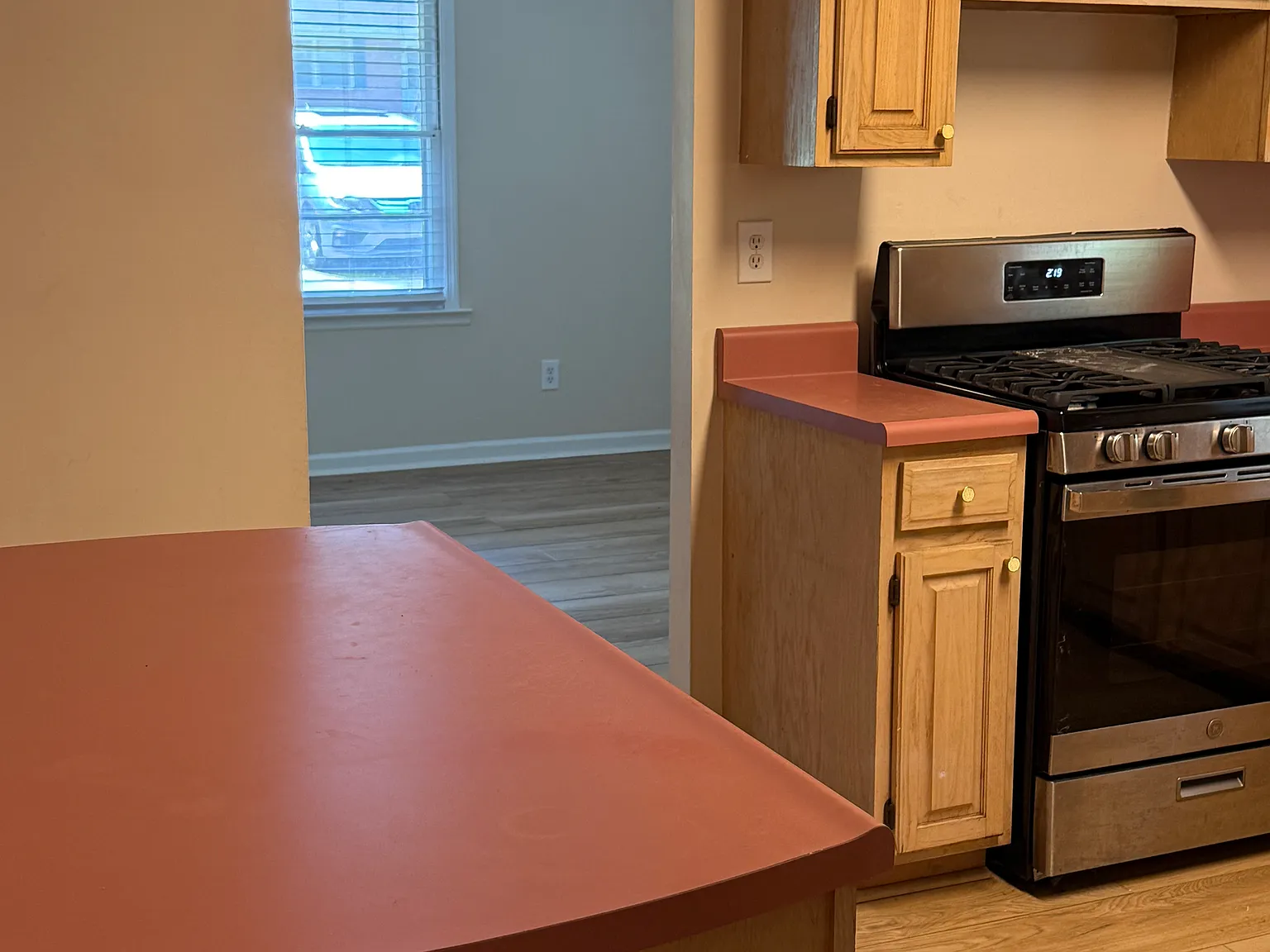 3 bed, 1025 sqft, $1,400 — Photo 2