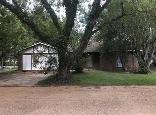 6714 Woods Ln, Wallis, TX 77485