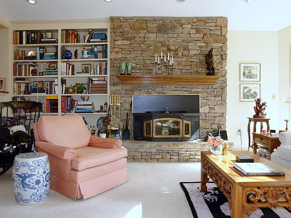 3rd image of 114 Sugarbush Cir