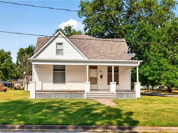939 N Lynn St, Nevada, MO 64772