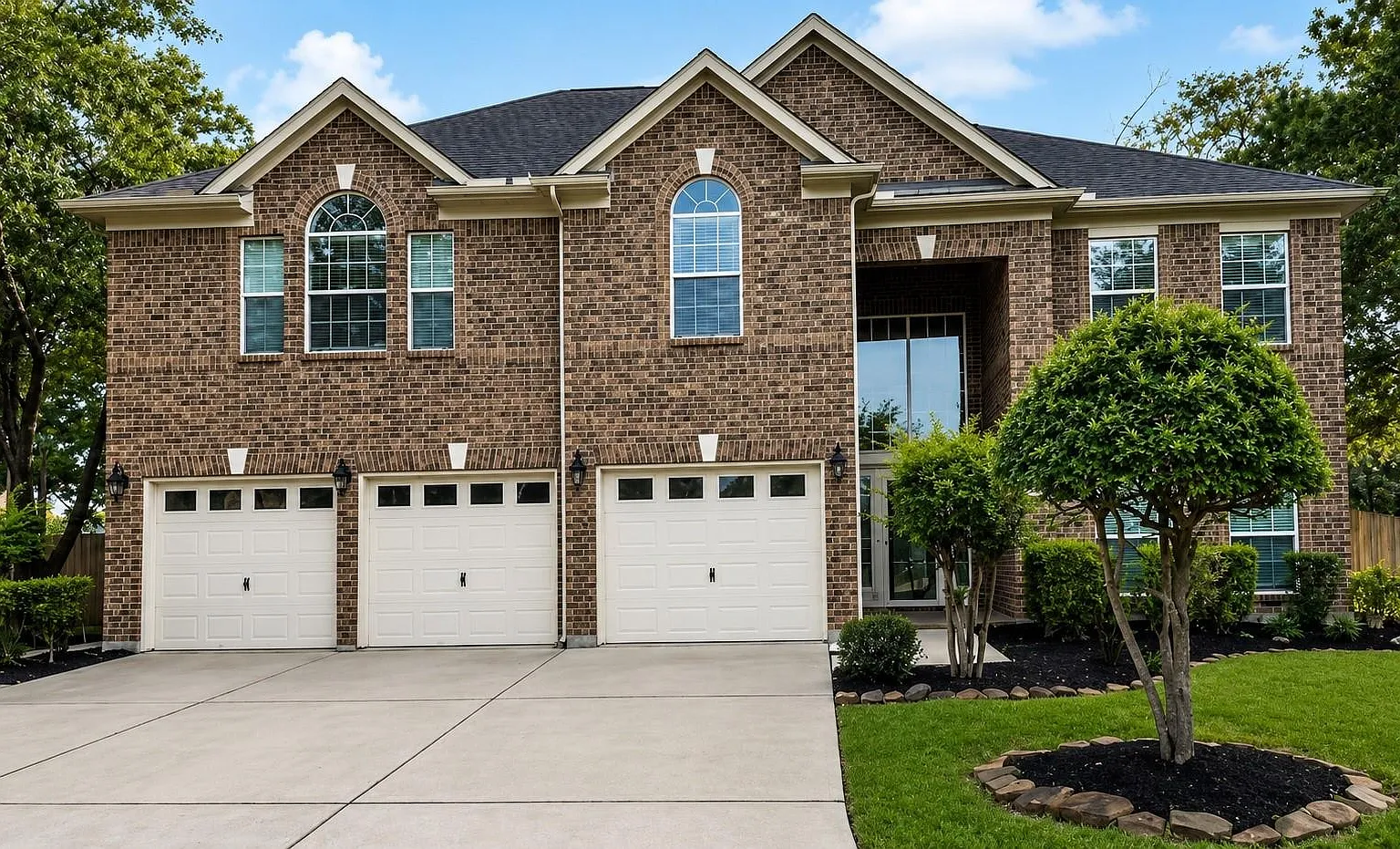 5 bed, 3.5 bath, 4028 sqft, $3,500 — Photo 1