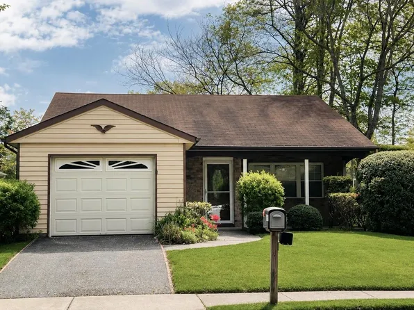 257 Edinburgh Drive, Ridge, NY 11961