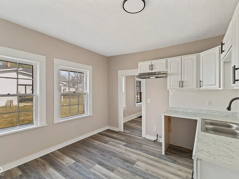 320 Lockerbie St — Photo 16