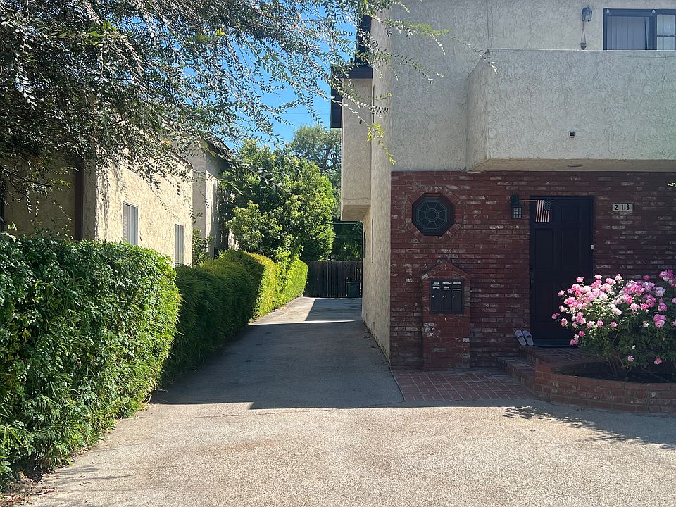 Driveway to the garage and enterance to the Apartment