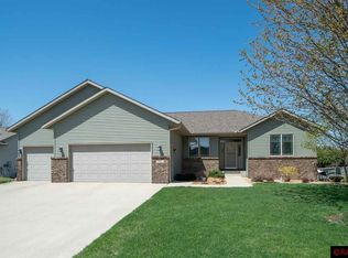 332 Inverness Dr, Mankato, MN 56001
