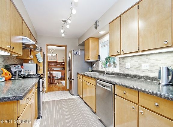 3rd image of 944 E Leahy Cir