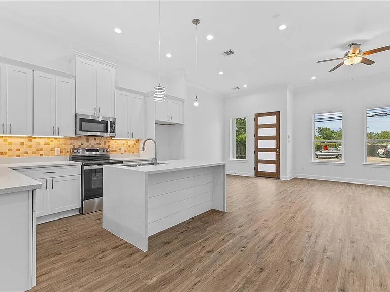 7805 Farnsworth St #B — Photo 2