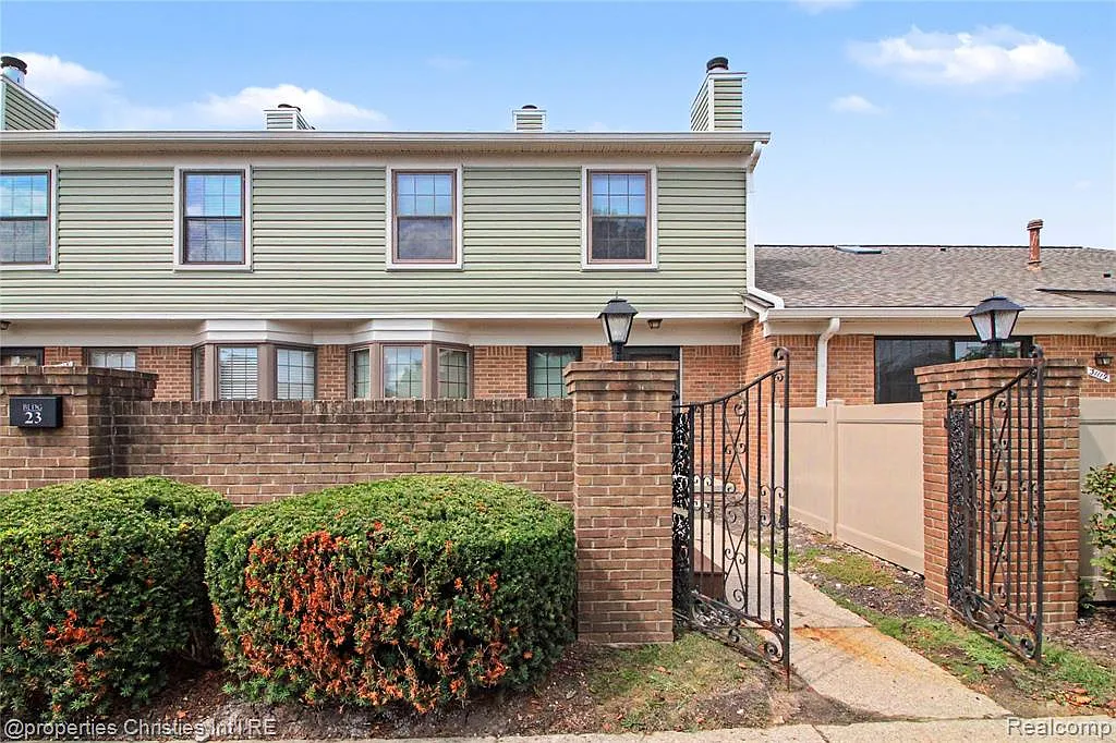 2 bed, 1.5 bath, 1375 sqft, $2,000 — Photo 2