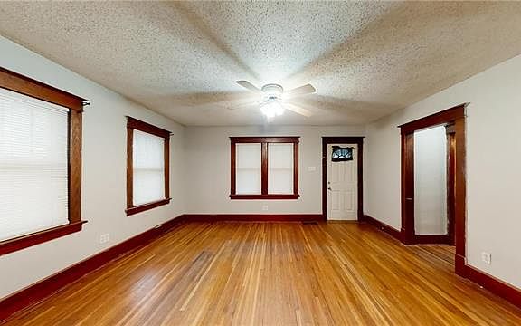 4th image of 2204 Doniphan Ave