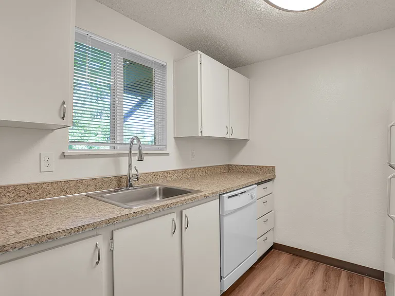 Riverview Apartments — Photo 47