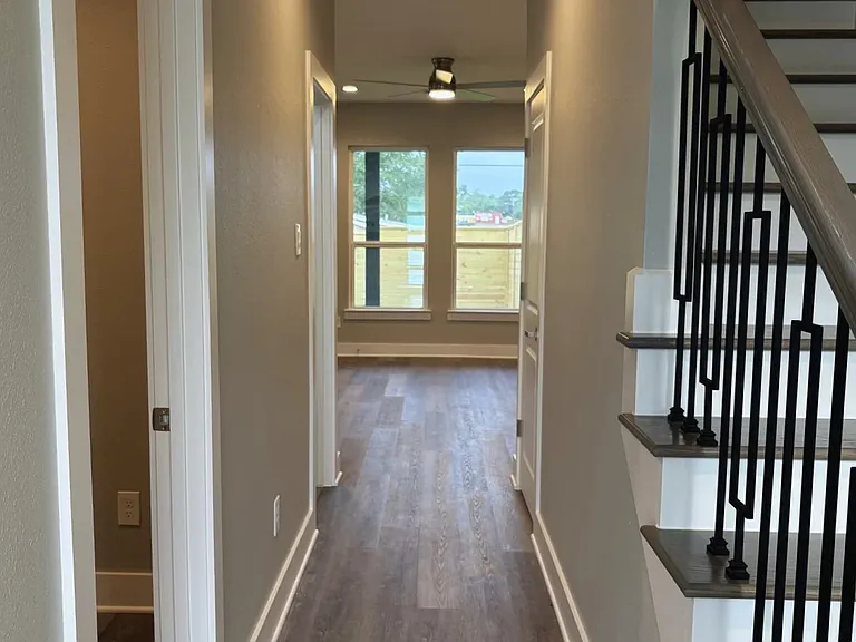 729 Ebenezer Ln — Photo 4