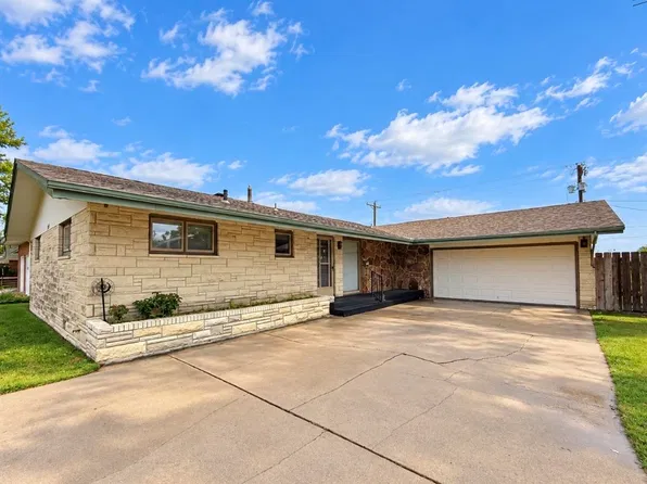 934 E 1st St, Russell, KS 67665