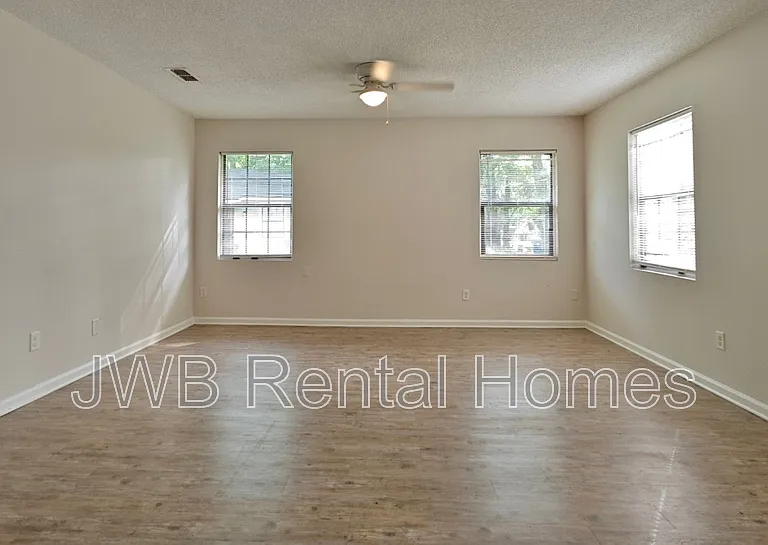1567 Rutledge Ave — Photo 5