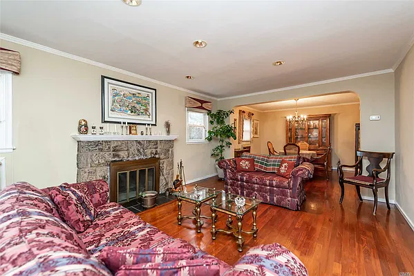 Sold by Daniel Gale Sotheby's International Realty | media 10