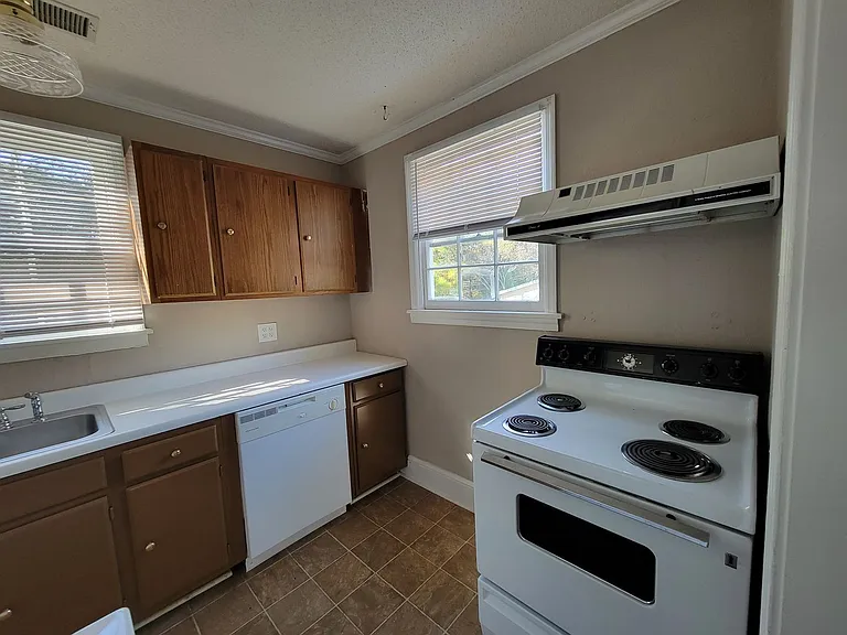 220 Gilleland Dr — Photo 8