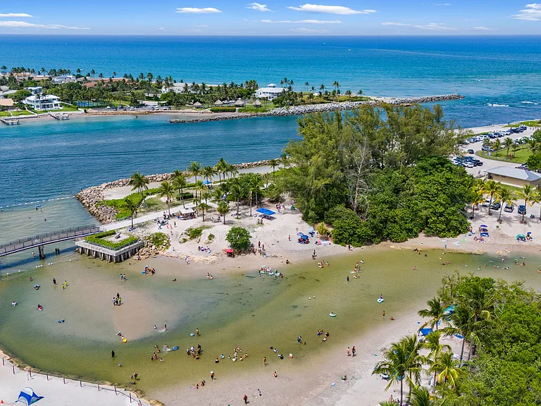 Minutes from beautiful Jupiter inlet and public parks