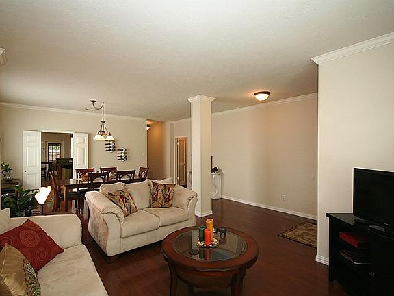 5th image of 1905 Oak Hollow Dr E