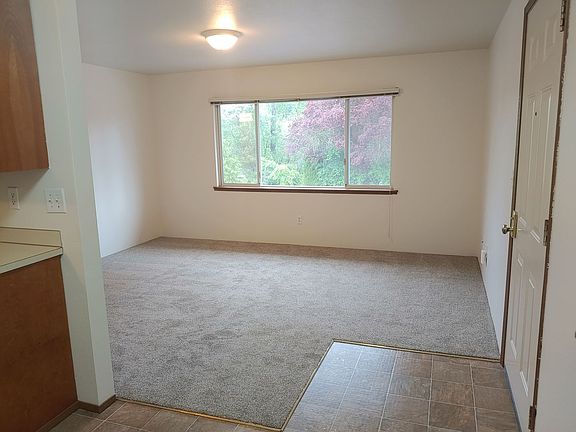 4th image of 1619 127th Ave NE APT C4