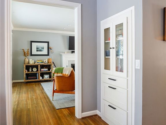 2nd image of 40 Pickwick Dr