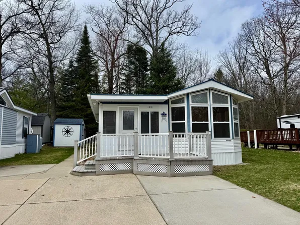 2757 Owens Dr #104, Houghton Lake, MI 48629