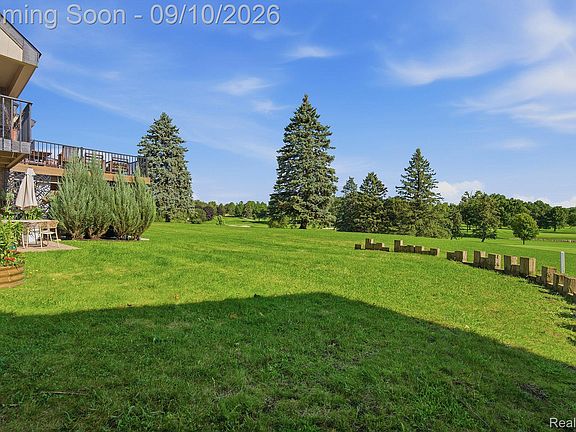 3rd image of 988 Golfview Ct