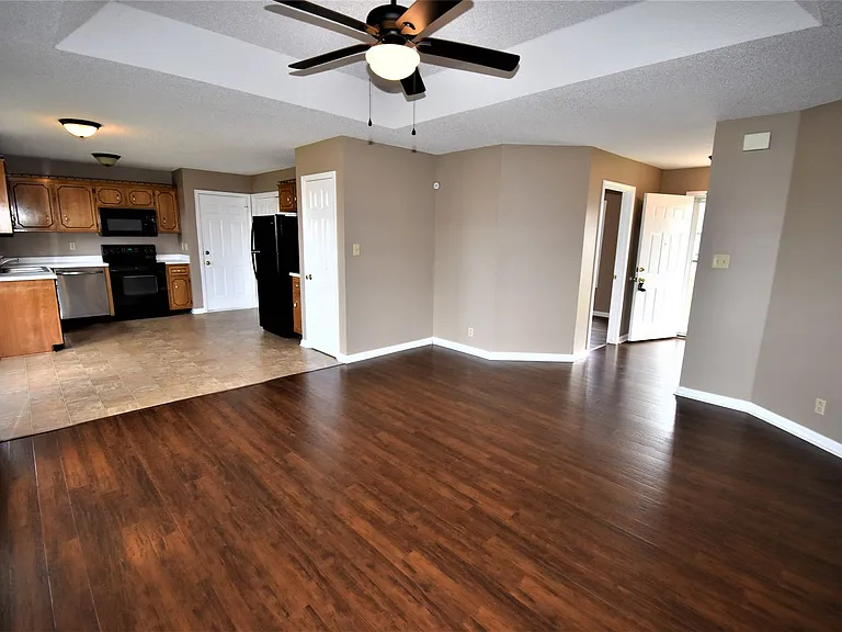 1305 Hand Dr — Photo 3